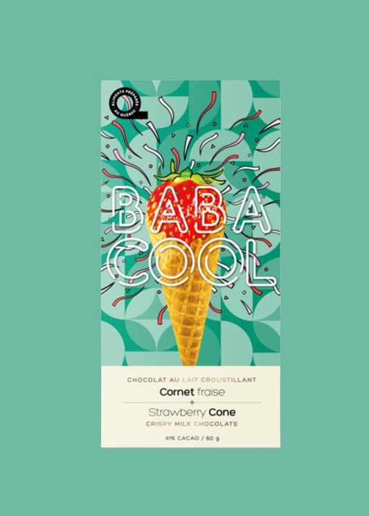 Tablette de chocolat BabaCool à saveur de cornet fraise sur fond turquoise.