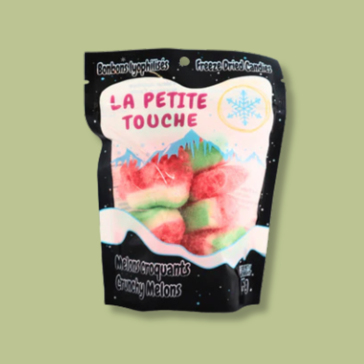 Sac de bonbons lyophilisés ‘Melons croquants’ de Confections La Petite Touche. De délicieux bonbons en forme de melon d’eau, croquants et gourmands, parfaits pour une explosion de saveurs fruitées ! L’emballage noir étoilé met en avant ces friandises colorées.
