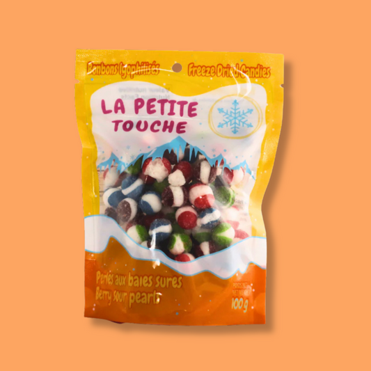 Sac de bonbons lyophilisés ‘Perles aux baies sures’ de Confections La Petite Touche. Des bouchées acidulées et colorées qui éveillent les papilles ! L’emballage jaune éclatant et orné de montagnes enneigées met en valeur ces friandises croquantes et fruitées.