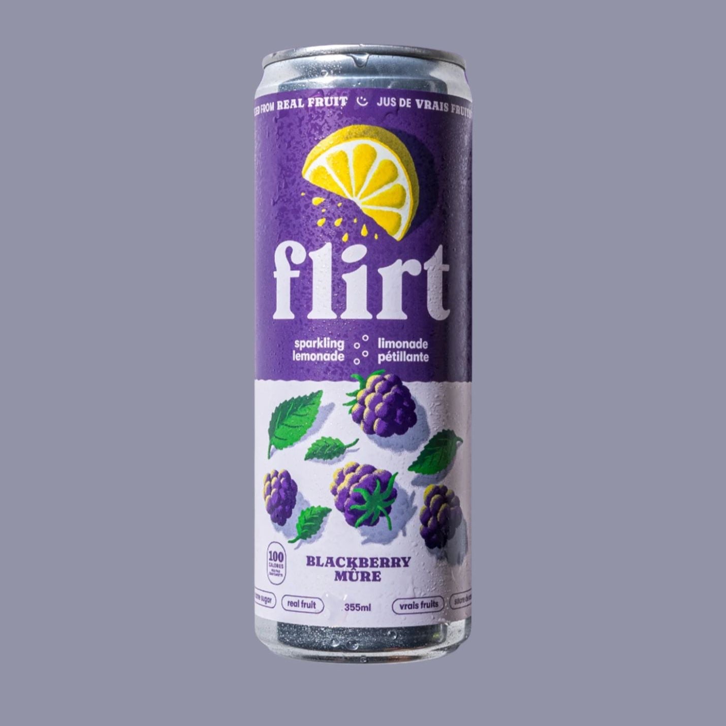 Canette de limonade pétillante Flirt, saveur mûre. Boisson rafraîchissante faite avec du vrai jus de fruits, sans sucre ajouté. Format 355 ml. Produit québécois idéal pour une hydratation fruitée et naturelle.