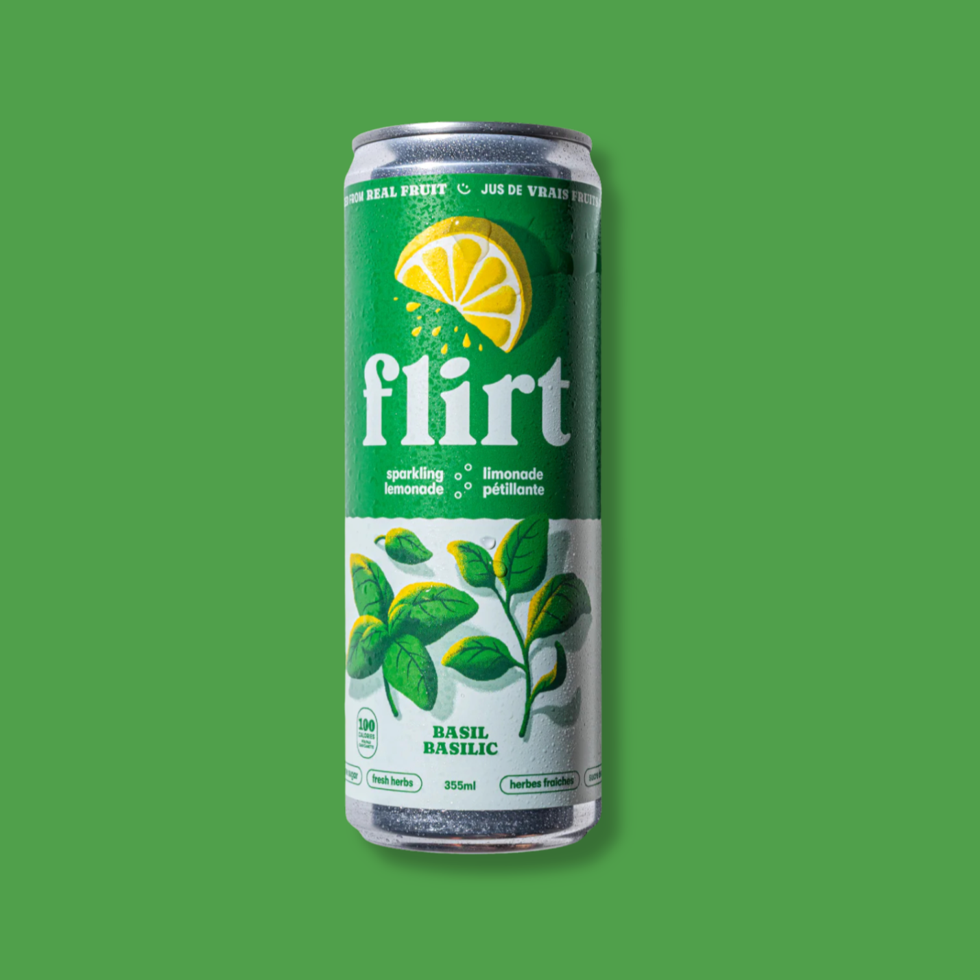 Canette de limonade pétillante Flirt, saveur basilic. Boisson rafraîchissante faite avec du vrai jus de fruits et des herbes fraîches, sans sucre ajouté. Format 355 ml. Produit québécois idéal pour une hydratation naturelle et aromatique.