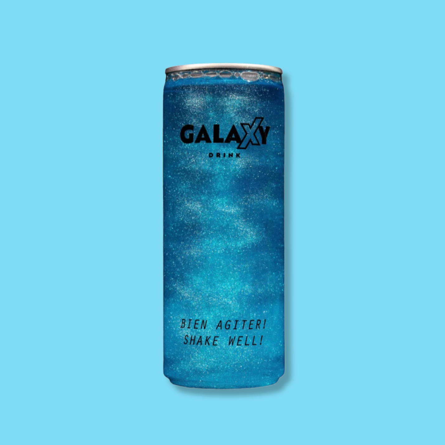 Canette de Galaxy Drink, boisson scintillante non pétillante de couleur bleue. Saveur framboise bleue et concombre. Inscription 'Bien agiter! Shake well!' sur l’emballage. Une boisson au visuel magique, parfaite pour une expérience rafraîchissante et originale.