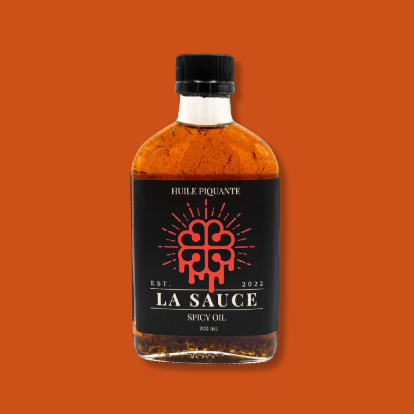 Bouteille de 200 ml d'huile piquante de La Sauce MTL. Le liquide orangĂ© est infusĂ© de fines herbes et d'Ă©pices. L'Ă©tiquette noire affiche un logo rouge Ă©clatant en forme de cĆur stylisĂ©. Un produit quĂ©bĂ©cois parfait pour ajouter une touche relevĂ©e aux plats.