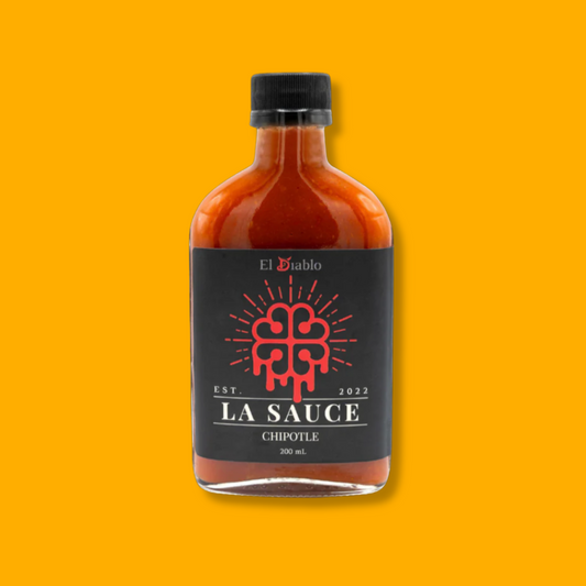 Bouteille de 200 ml de sauce chipotle de La Sauce MTL, nommée 'El Diablo'. La sauce est d’un rouge profond et l’étiquette noire arbore un logo rouge éclatant en forme de cœur stylisé. Une sauce artisanale québécoise pour les amateurs de saveurs fumées et épicées.