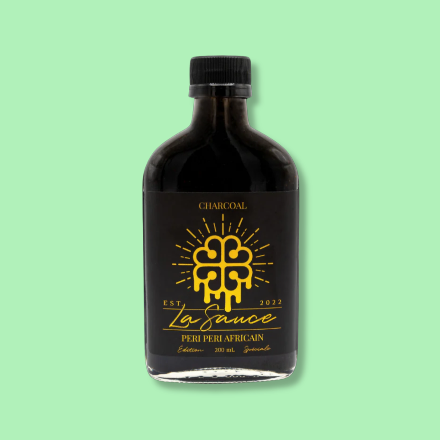 Bouteille de 200 ml de sauce Peri Peri Africain de La Sauce MTL. LâĂ©tiquette noire arbore un logo jaune vif en forme de cĆur stylisĂ© avec des rayons de lumiĂšre, Ă©voquant une saveur intense et Ă©picĂ©e. Une Ă©dition spĂ©ciale pour les amateurs de sensations fortes et de cuisine relevĂ©e.