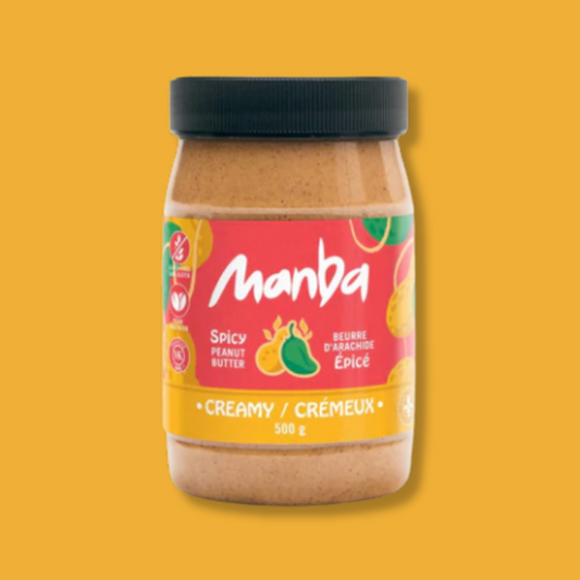 Pot de beurre d’arachide épicé crémeux de la marque Manba, format 500 g. Étiquette rouge avec illustrations de piments et d’arachides, bande jaune indiquant 'creamy/crémeux', couvercle noir. Produit québécois naturel et sans gluten.