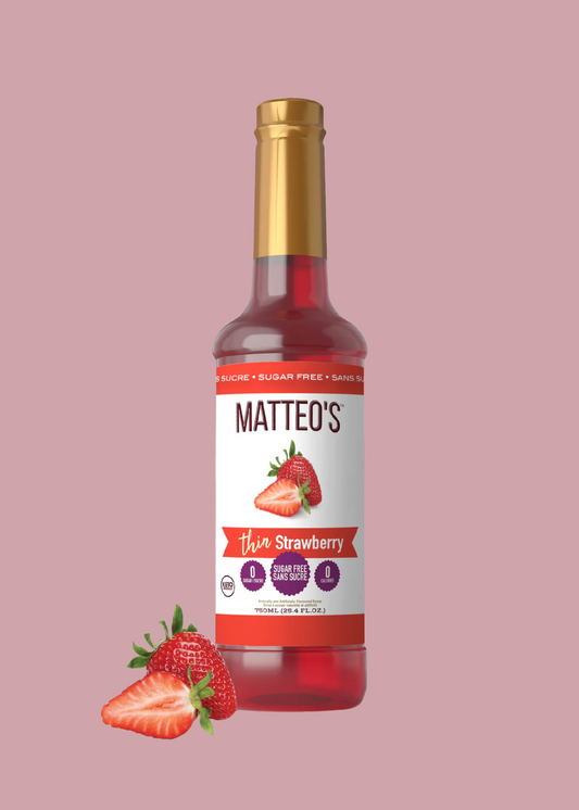 Sirop de fruit Matteo's à saveur de fraise sur fond rose.