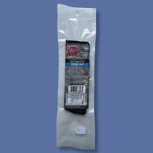 Emballage de jerky artisanal de porc Mitch Jerky, saveur teriyaki fumé. Produit québécois sous vide avec certification Aliments du Québec. Collation protéinée idéale pour les amateurs de viande séchée et de saveurs fumées.