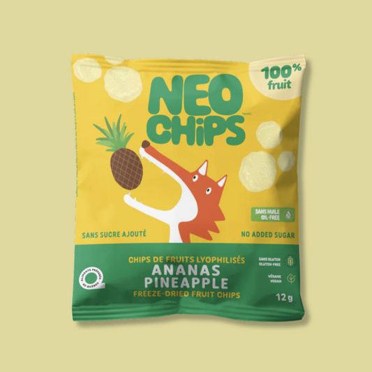 Emballage de Neo Chips, chips de fruits lyophilisés saveur ananas, format 12 g. Sachet jaune et vert avec illustration d’un renard et d’un ananas. Produit 100 % fruit, sans sucre ajouté, sans gluten, végan et sans huile. Collation santé fabriquée au Québec.