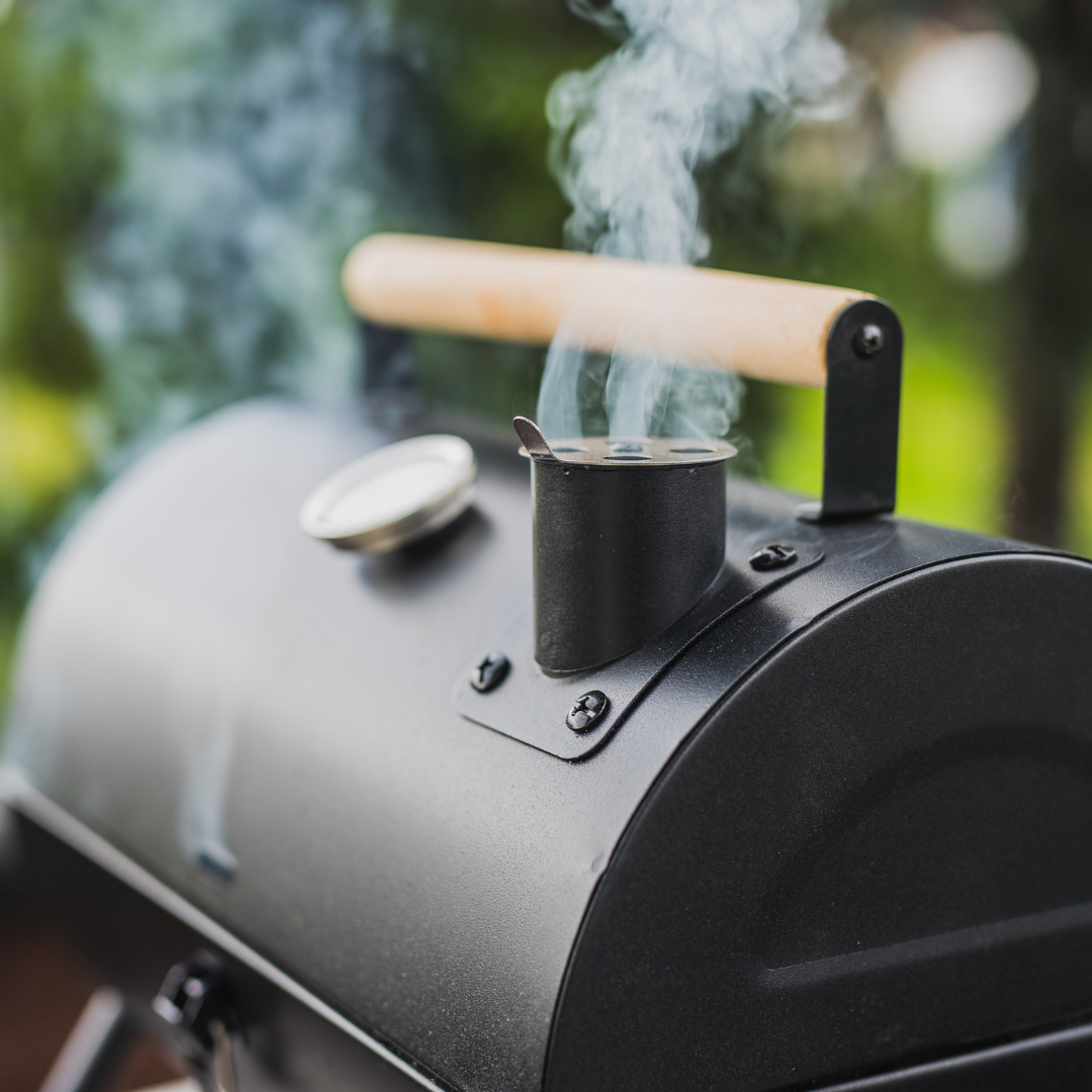 Un BBQ noir qui fume.