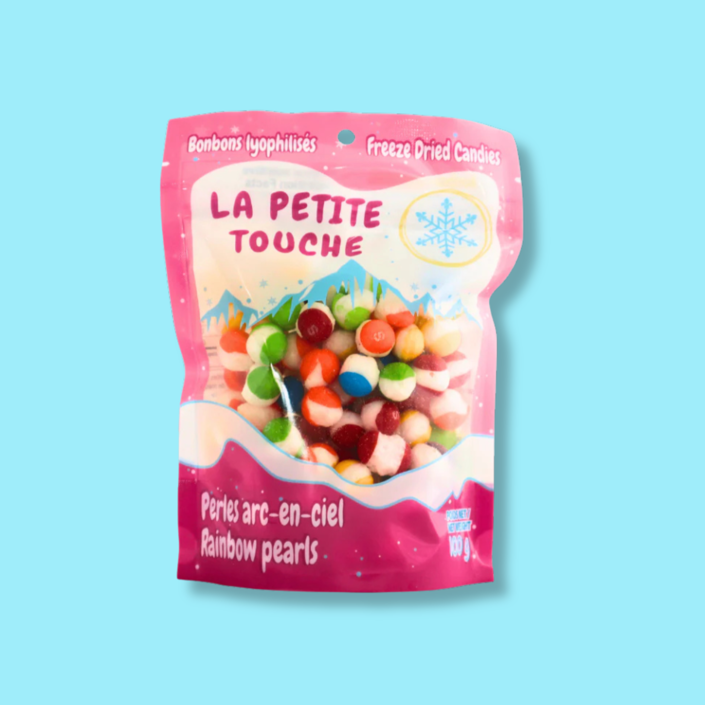 Sac de bonbons lyophilisés ‘Perles arc-en-ciel’ de Confections La Petite Touche. Un mélange coloré et croquant qui fait pétiller les papilles ! L’emballage rose, orné de montagnes enneigées, reflète la douceur et l’originalité de ces petites bouchées gourmandes.