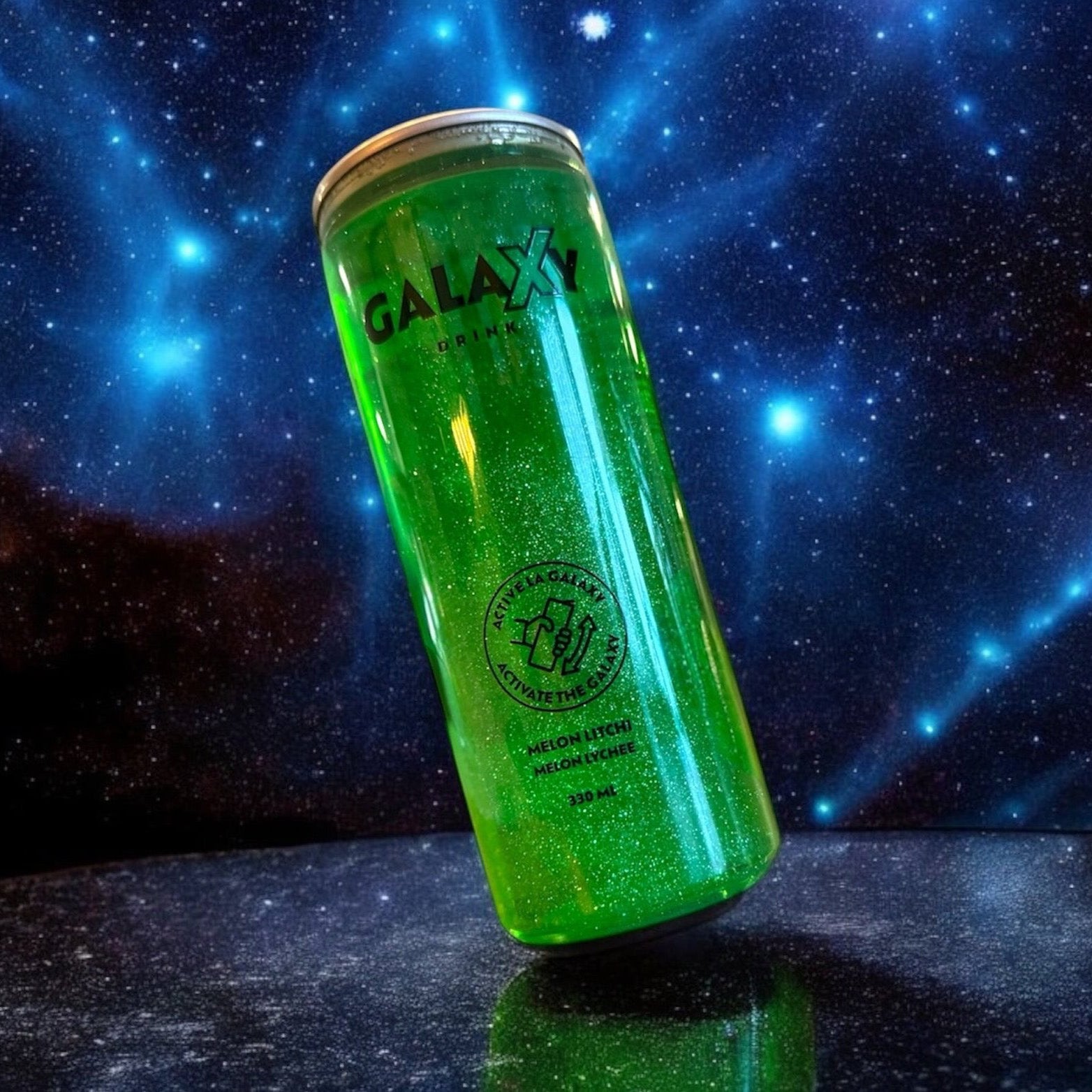 Boisson Galaxy Drink Melon & Litchi, scintillante, avec un décor d’étoiles et un effet visuel cosmique.