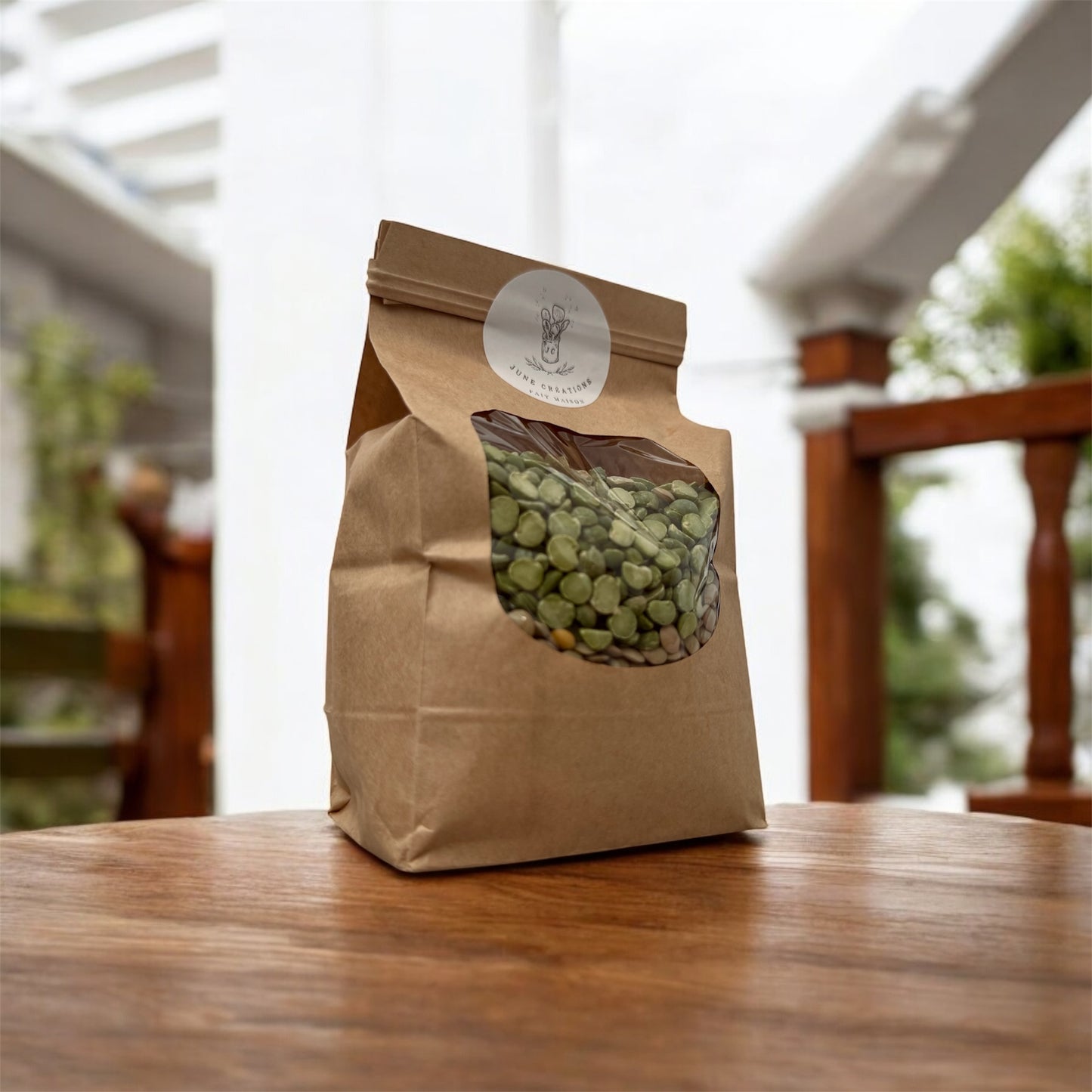 Mélange biologique de riz et pois June Creation, présenté dans un sac kraft recyclable. Parfait pour des repas simples et nutritifs.